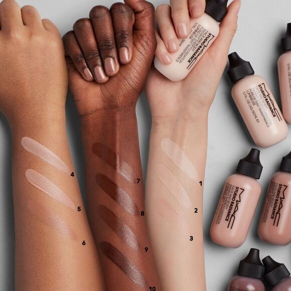 MAC Studio Radiance Foundation in Shade W0 (Fair beige with peachy undertones) - Picture 6 of 12